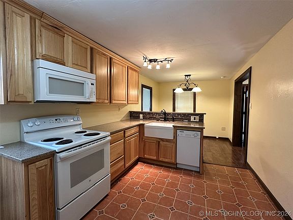 5th image of 203 W Birch Ave