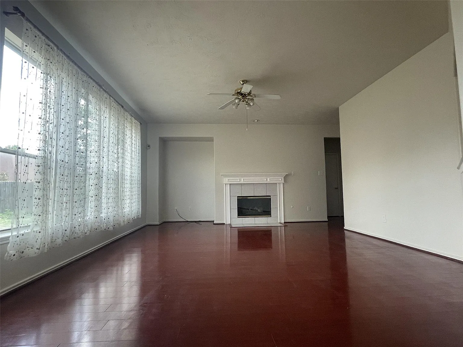 4 bed, 2.5 bath, 2907 sqft, $2,200 — Photo 3