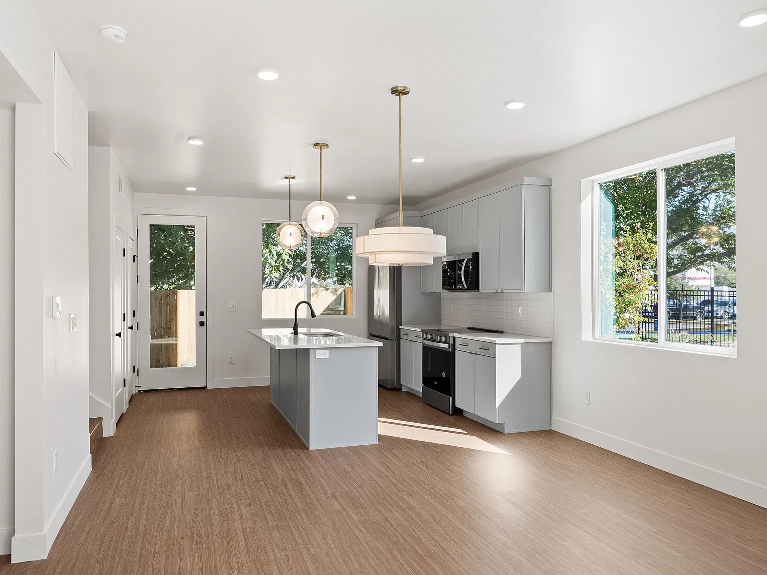 3 bed, 2.5 bath, 1761 sqft, $3,350 — Photo 3