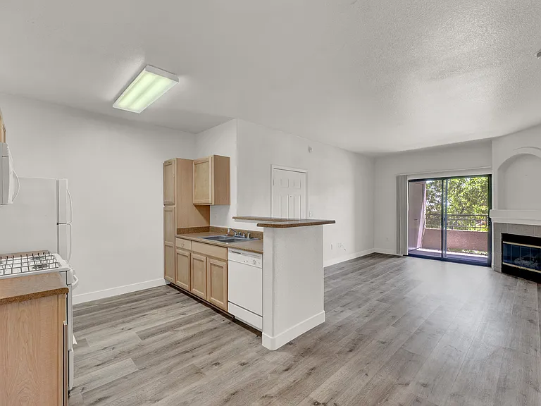 #GuardianReatly 8250 N Grand Canynon #2167 NW Condo Rental kitchen_08072025