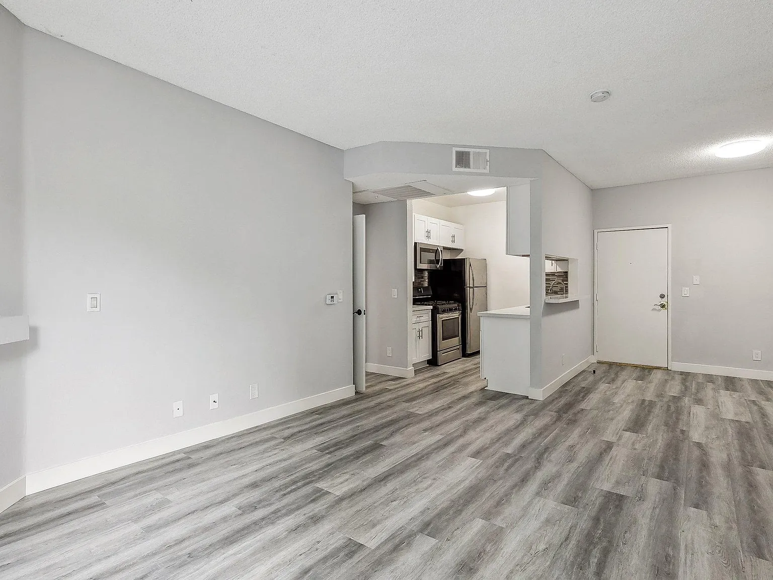 Catalina Apartments — Photo 4