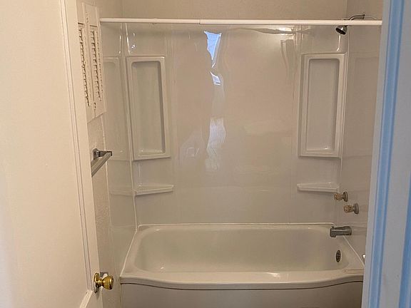 5th image of 4707 N Edgebrook Dr