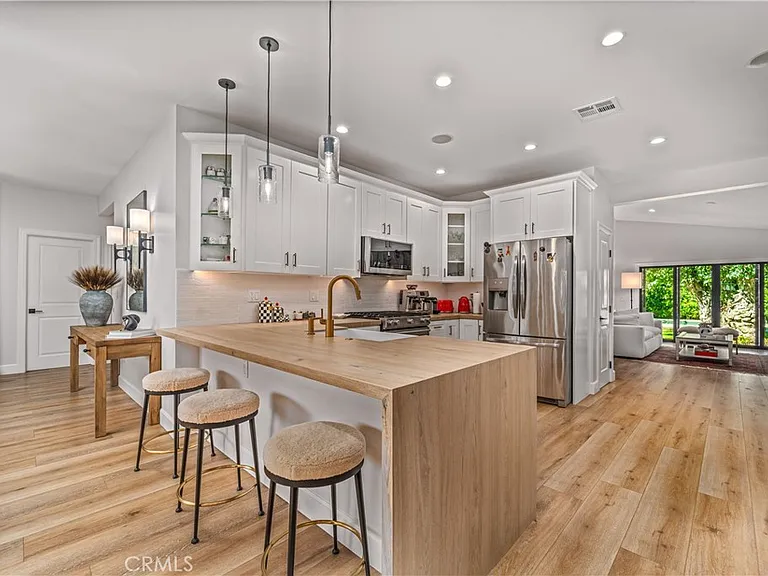 21327 Providencia St — Photo 1