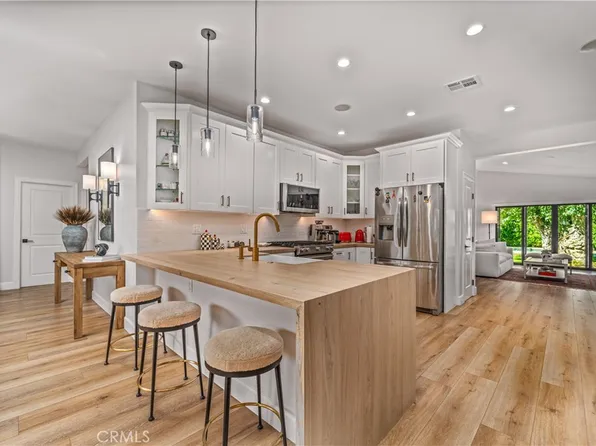 21327 Providencia St, Woodland Hills, CA 91364