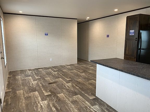 3rd image of 560 W 21st Street Site #34