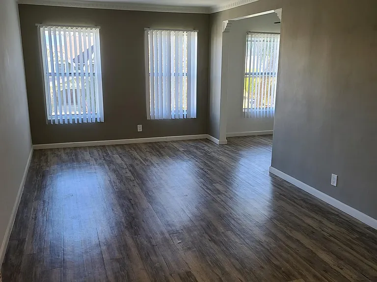 425 S Alexandria Ave — Photo 17