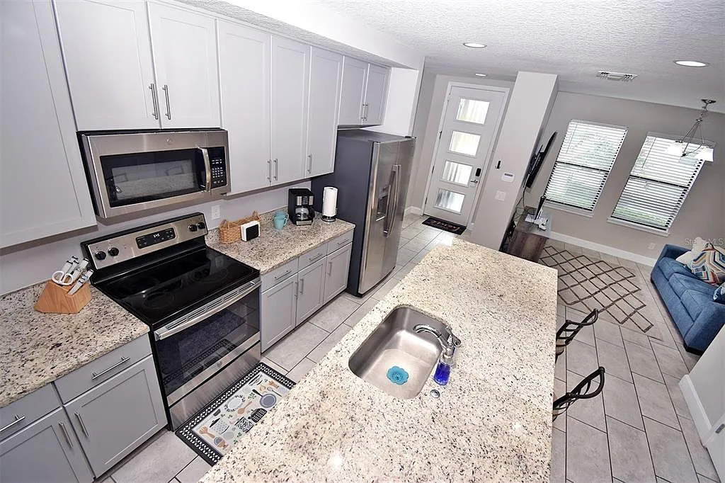 3 bed, 2.5 bath, 1591 sqft, $2,400 — Photo 4