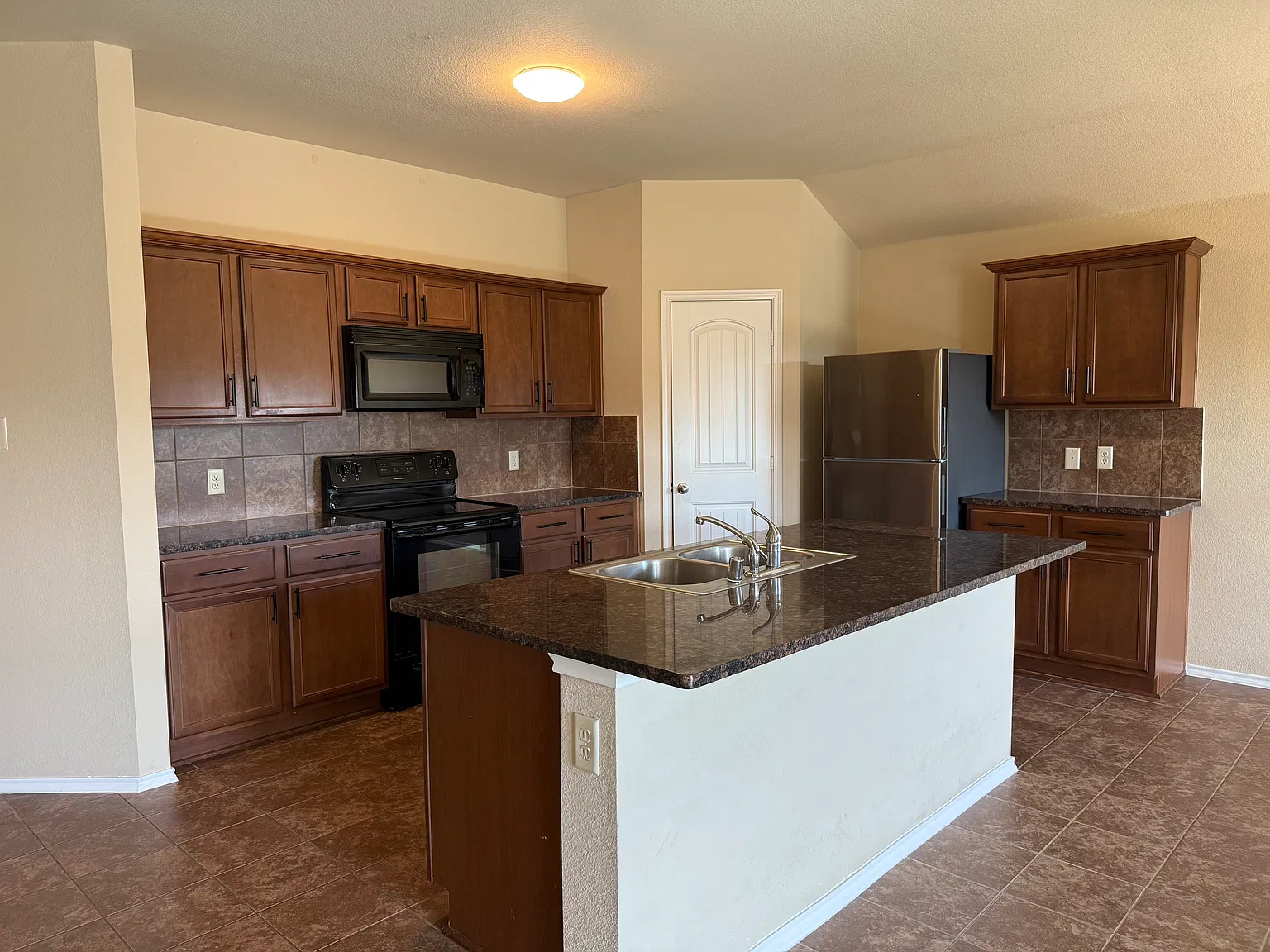 4 bed, 2490 sqft, $2,500 — Photo 2