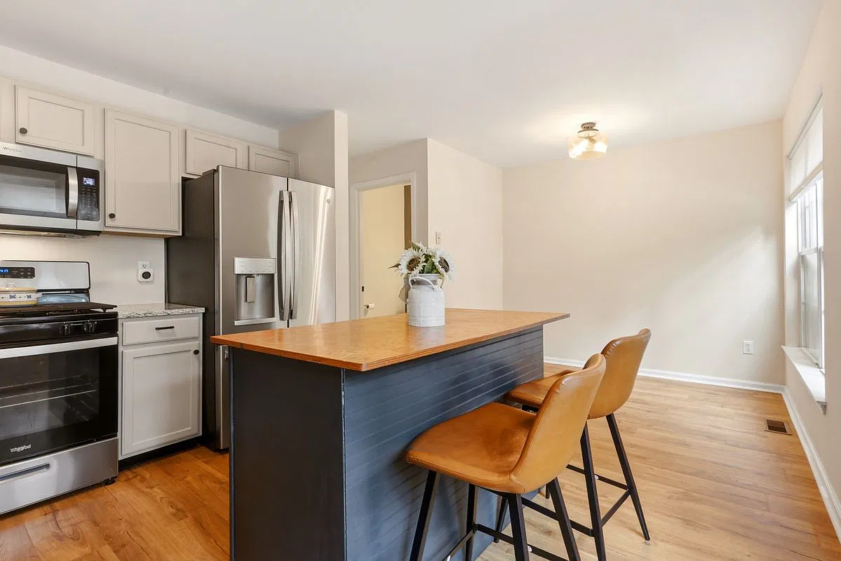 3 bed, 4.0 bath, 1919 sqft, $3,300 — Photo 4
