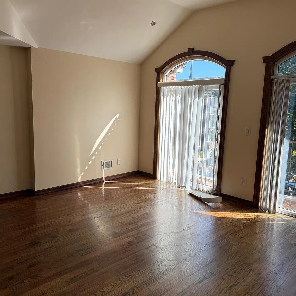 3 bed, 1.0 bath, 2188 sqft, $3,300 — Photo 2