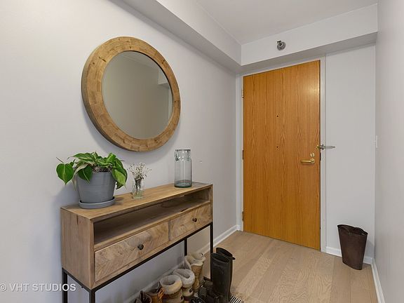 2nd image of 345 N La Salle Dr APT 903