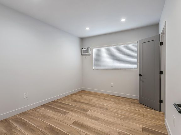 2nd image of 2343 Miramar St