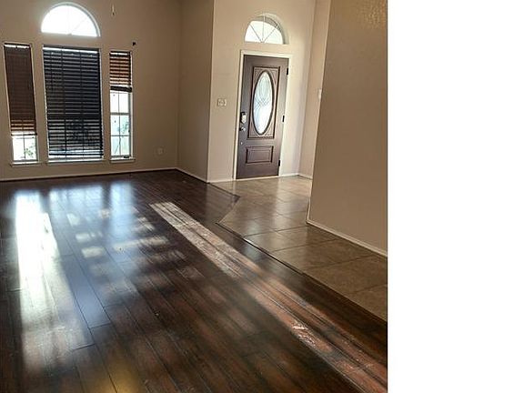 3rd image of 5715 Creekridge Dr