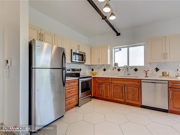 3rd image of 611 NE 29th Dr APT 202