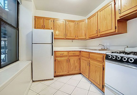 2nd image of 310 W 95th St APT 1A