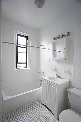 Bathroom, photo 1