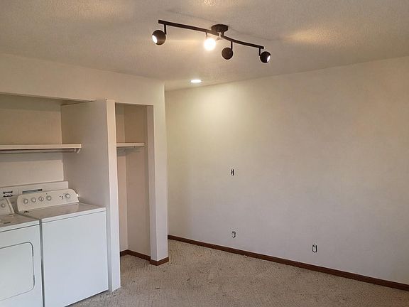 3rd image of 221 S Myrtle St
