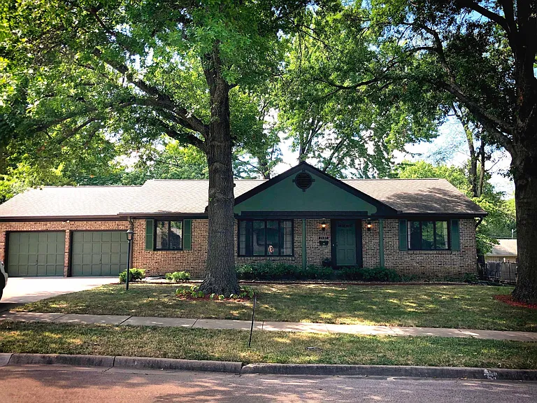 1931 SW Briarwood Dr — Photo 1