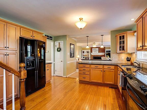 3rd image of 1218 Lake Point Dr