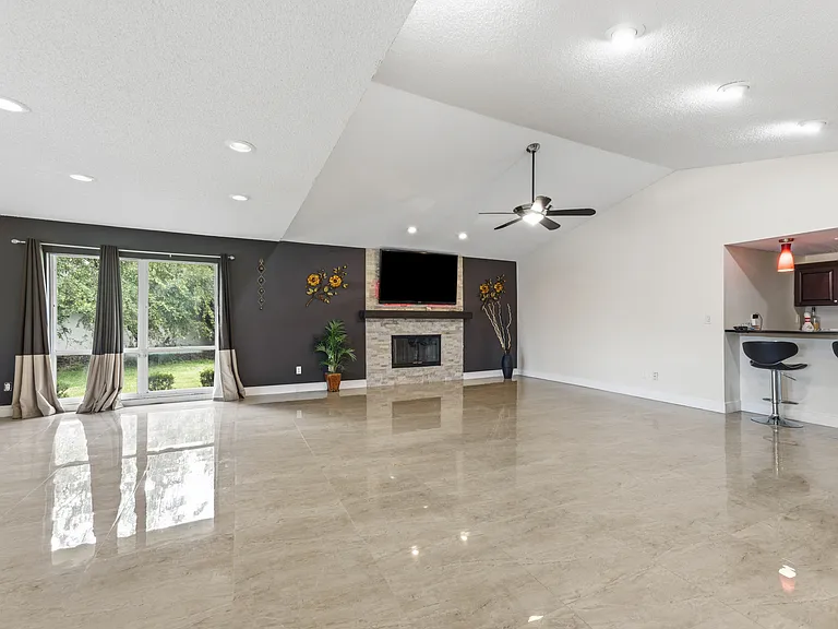 6513 Thoroughbred Loop — Photo 13