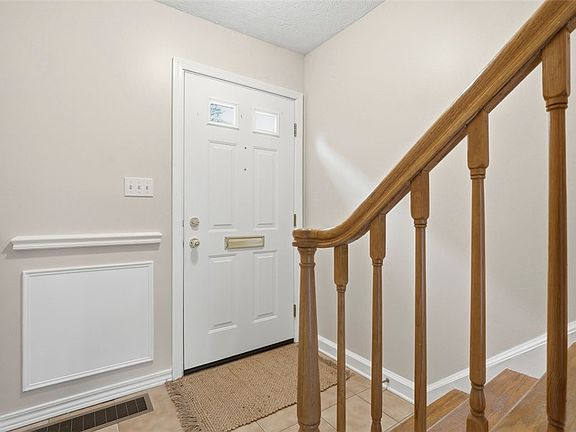 4th image of 130 Jamestown Ct