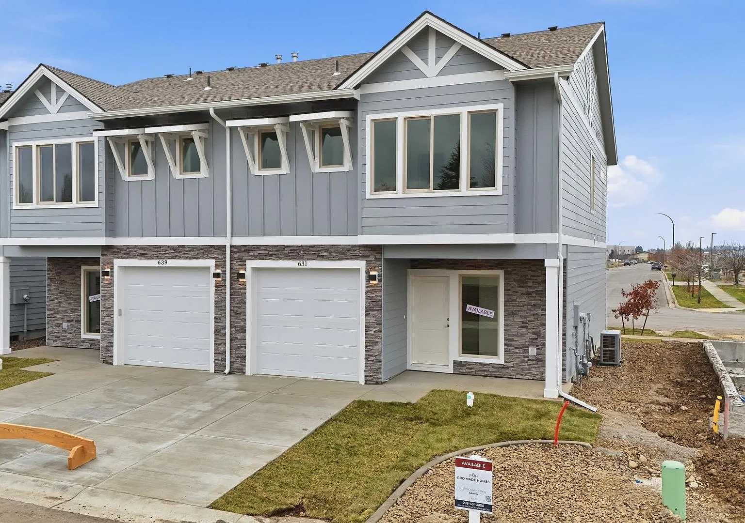 Beautiful and Spacious 3 Bedroom, 2.5 Bath Townhome — Photo 2