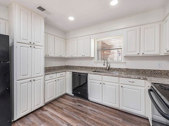 4th image of 2910 Jennifer Dr