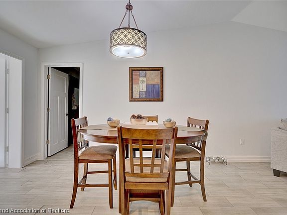 3rd image of 222 Sparrow Ave