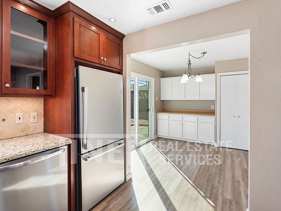 4th image of 9549 Sara St