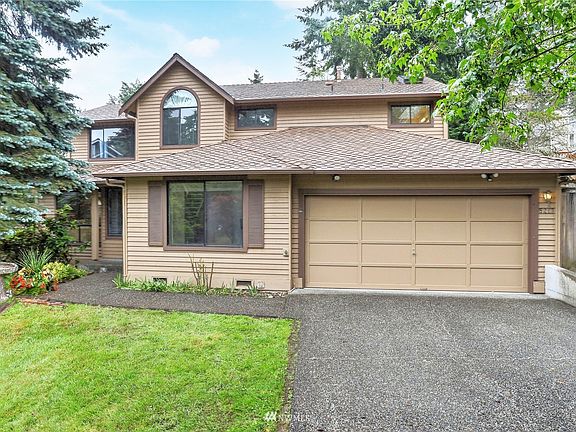 Spacious Living Room>