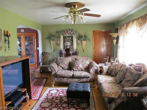 4th image of 658 Sanderson Ave