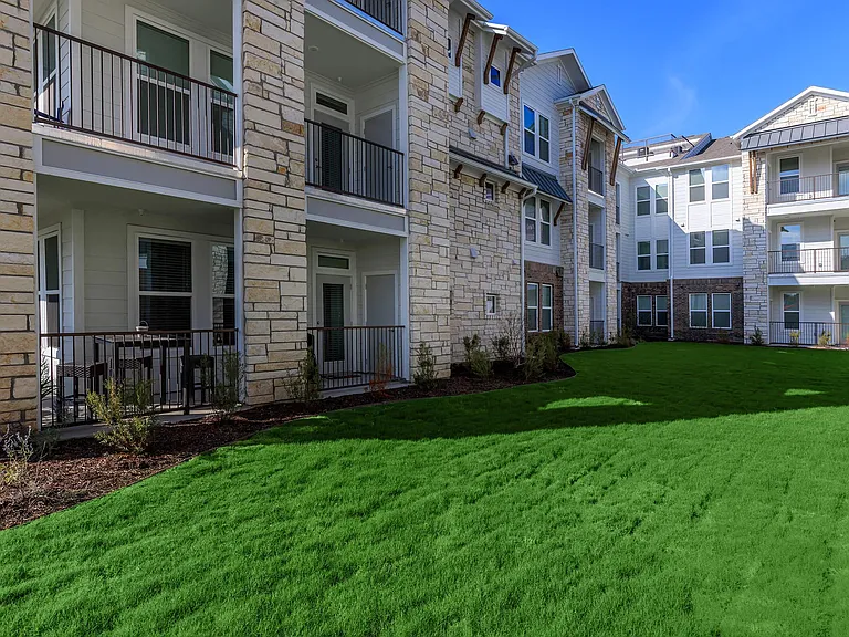 Luxia Rockwall Downes — Photo 32