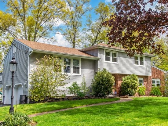 61 Billingsley Dr, Livingston, NJ 07039