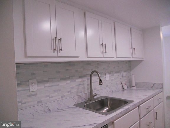 5th image of 202 N Stevenson Sq
