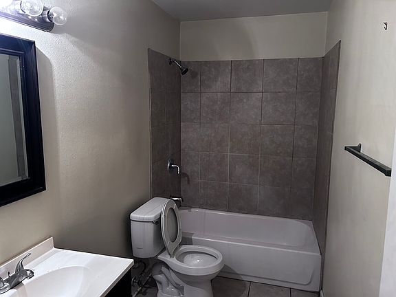 2nd image of 4959 Sandalwood St