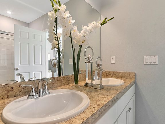 Dual sinks in owner s bath