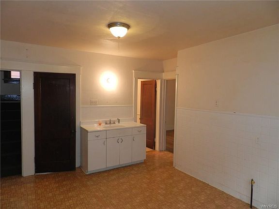 5th image of 19 Crossman Ave