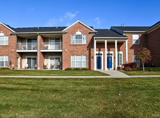 28217 S Pointe Ln, Chesterfield, MI