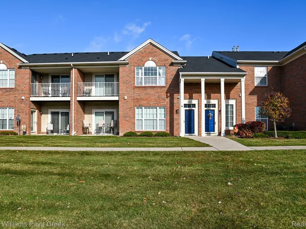 28217 S Pointe Ln, Chesterfield, MI 48051