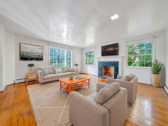 3rd image of 1009 Hardy Rd