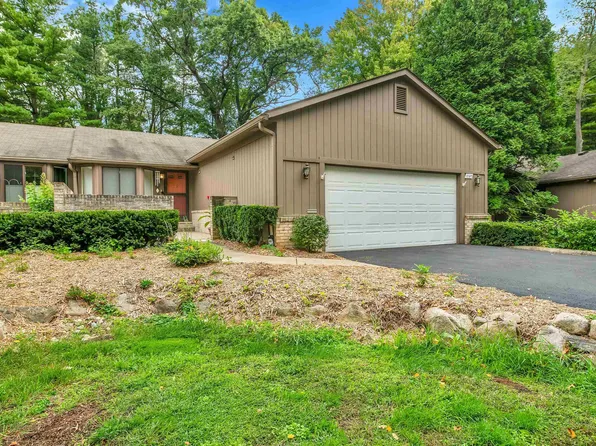 1024 Oak Pointe Dr, Waterford, MI 48327