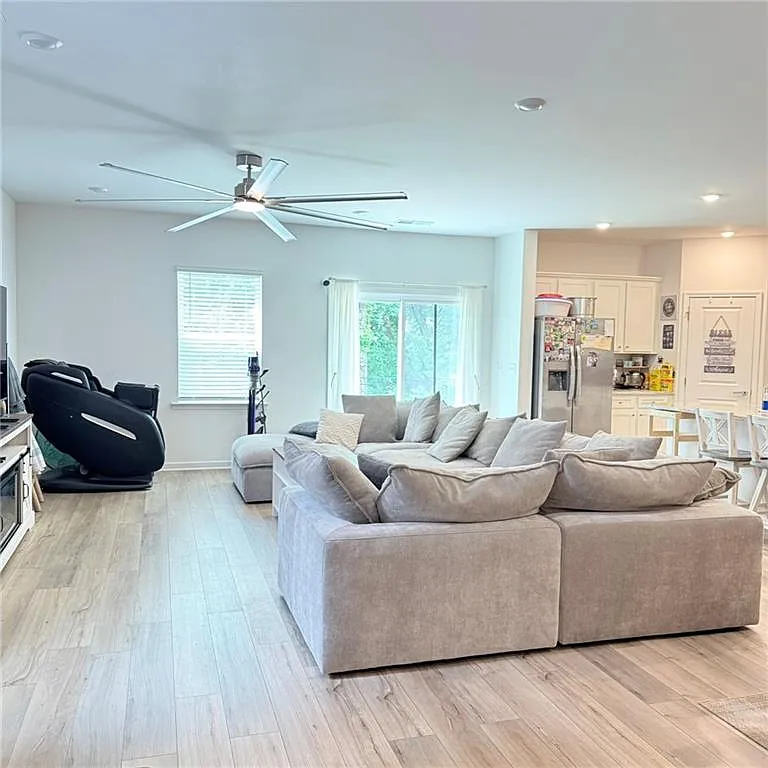 5 bed, 2.5 bath, 2315 sqft, $2,400 — Photo 2