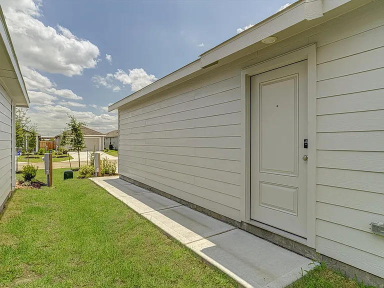 390 Lucia Way — Photo 4