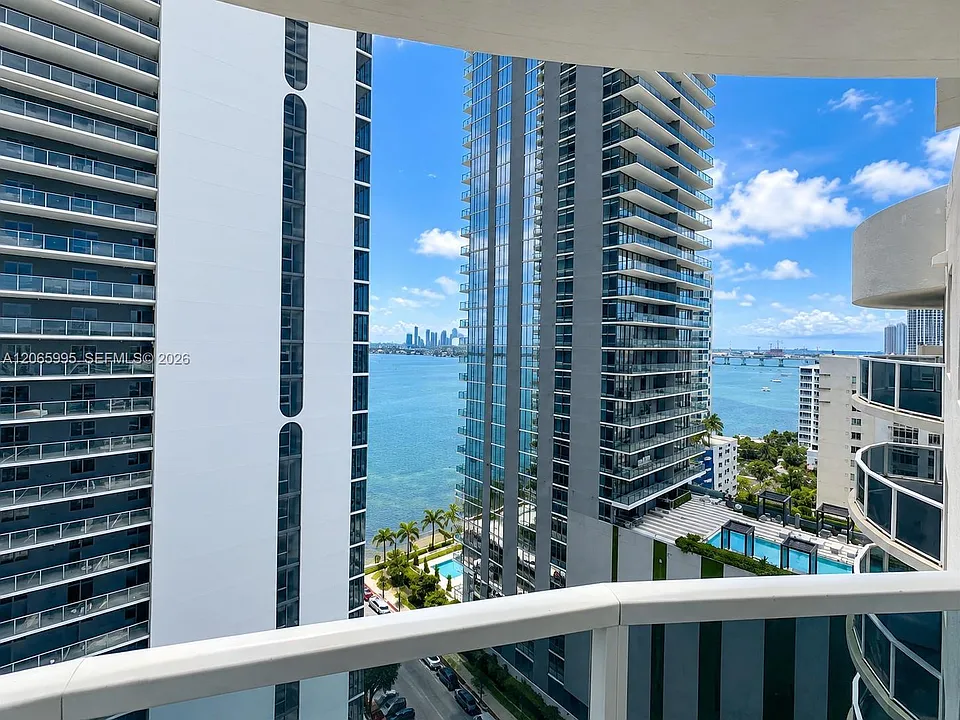601 NE 23rd St #Penthouse 02