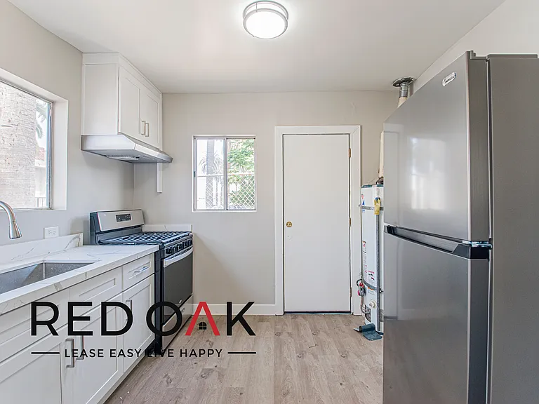 424 E 20th St #428 — Photo 6
