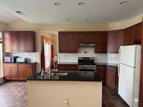 4th image of 39 Cartier Dr