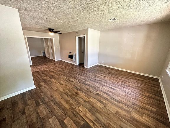 3rd image of 901 E Oakwood Ave