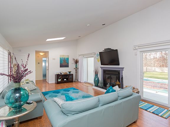3rd image of 10 Evergreen Ln