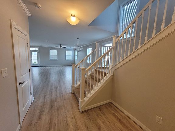 5th image of 1701 Jerningham Ln