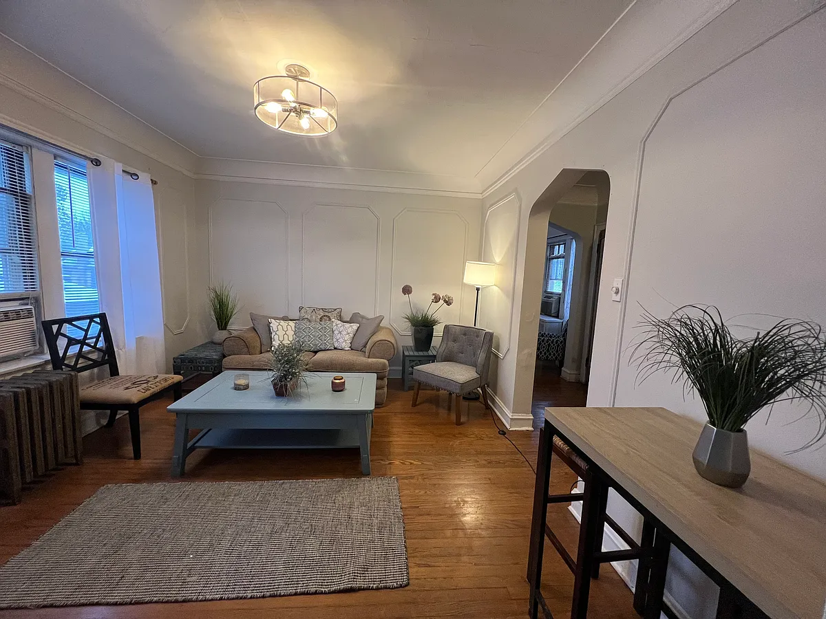 Building Photo - 2423 W Lunt Ave #2